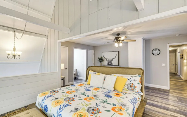 Waterfront Yard, Dock + Game Room: Linn Creek Home