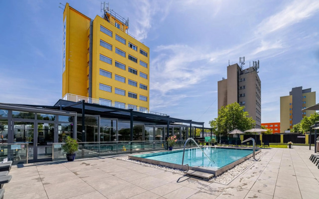 Hotel Aura Design & Garden Pool