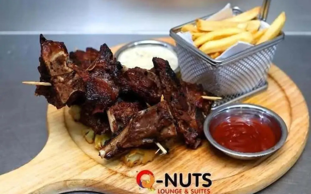 Q Nuts Lounge And Suites