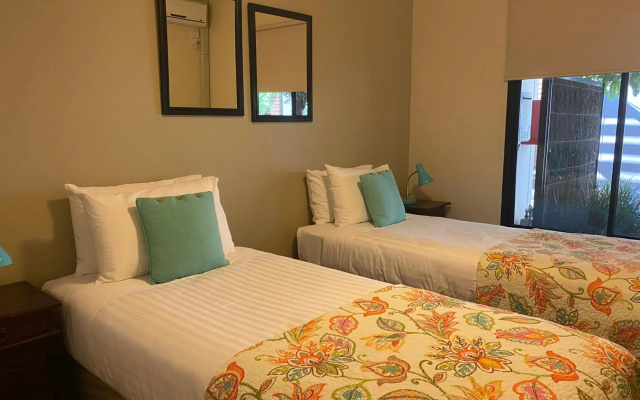 Adelphi Apartments 3 or 3A - Downstairs 2 Bedroom or Upstairs Studio with Balcony – Guest Rooms – Echuca