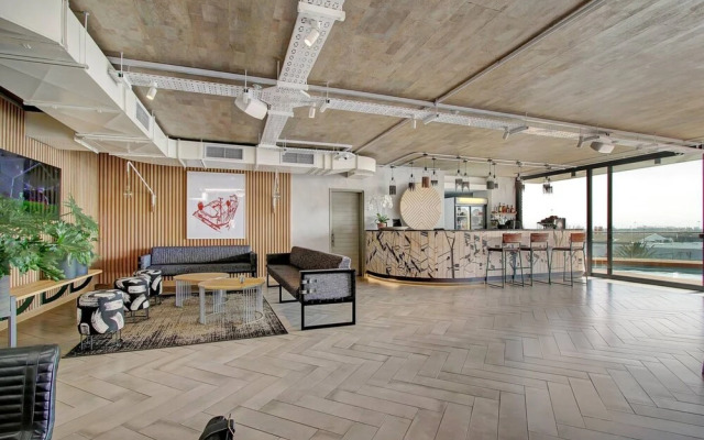 Modern Top Floor Apartment Mountain Views