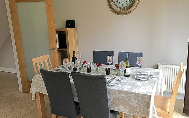 Immaculate 3-bed House With Private Secure Garden