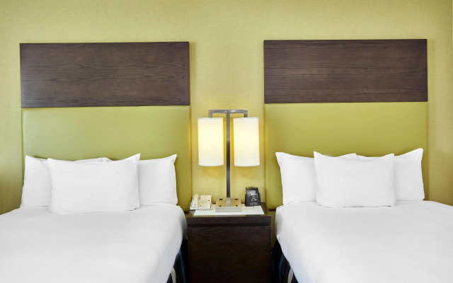 DoubleTree by Hilton Charlotte Gateway Village