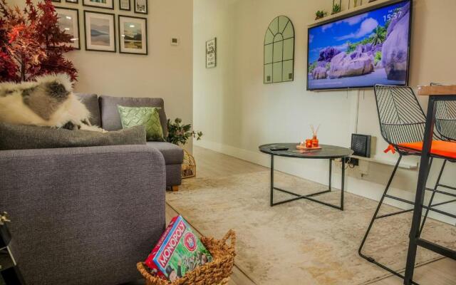 NEW Cosy & Secure - 2 Bed - Free WIFI - Modern & Functional