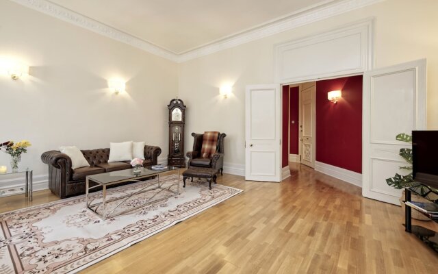 Historic Whitehall Flat in SW1 by Underthedoormat