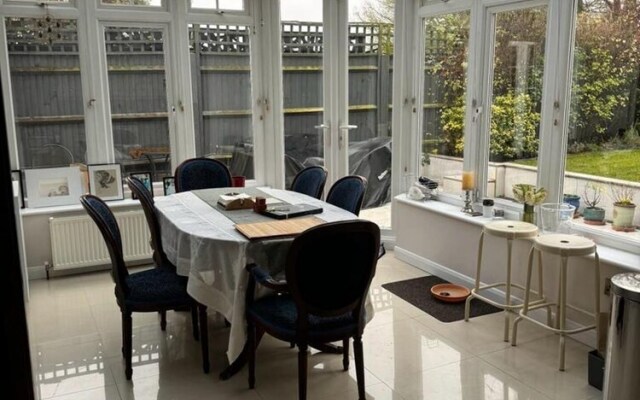 Cosy and Lovely 4-bed House in Stanmore