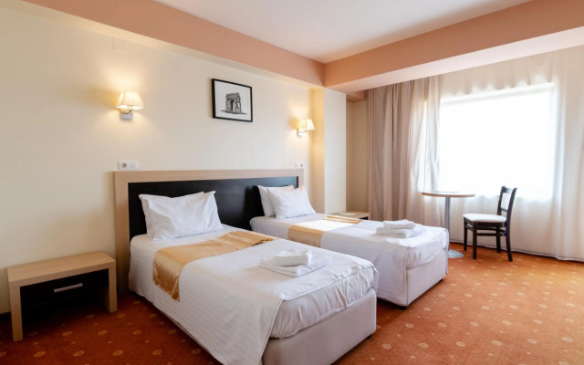 Hotel Oxford Inn & Suites