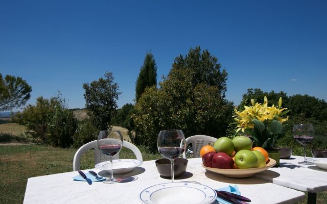 Lovely Farmhouse in Tuscany With Panoramic View