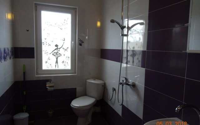 House Rezvaya with rooms for rent