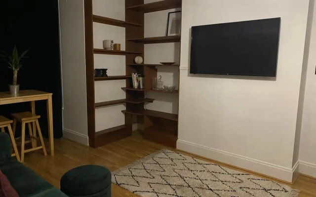 1 Bedroom Flat in Well Connected Part of London