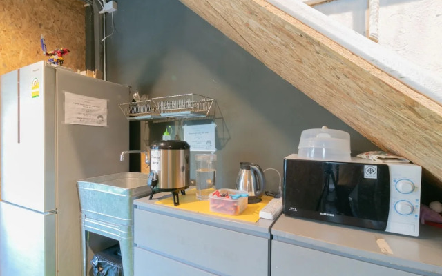 Zhelter Hostel Bangkok by ZUZU