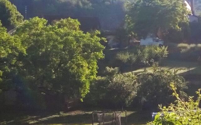 House With 2 Bedrooms in Les Eyzies-de-tayac-sireuil, With Enclosed Ga