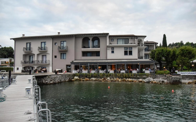 Bella Hotel & Restaurant