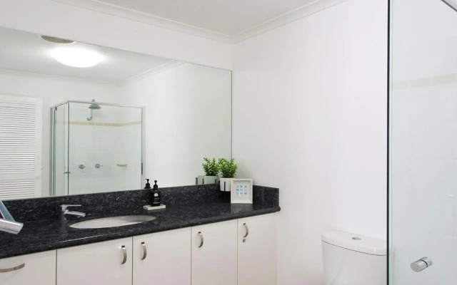 Outrigger Beach Resort 33 James Street 8