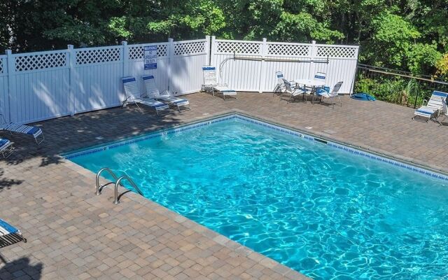 Creekside Manor 3 Bedroom Cabin by RedAwning