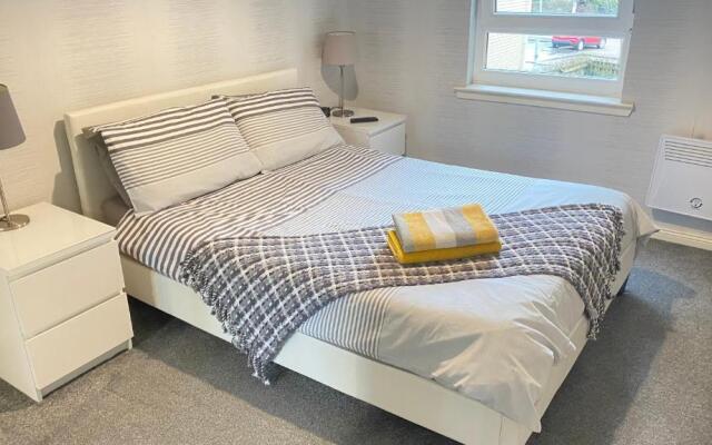 Paisley Central Apartment #3