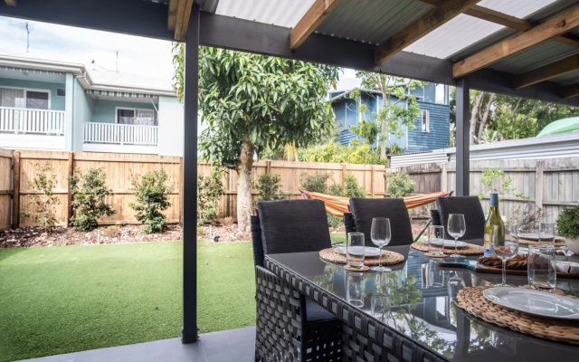 Modern Pet-friendly Mudjimba Townhouse - Only A Minute's Walk To The Beach! – Outside – Mudjimba