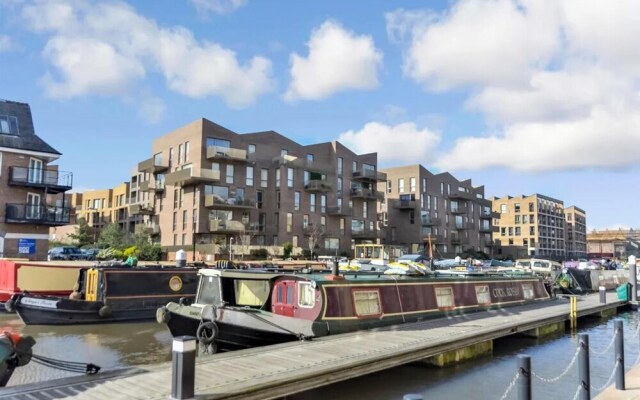 Luxury 3-bed Top Floor Penthouse in Brentford