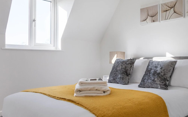 Castle Reach Apartment by Creative Stays