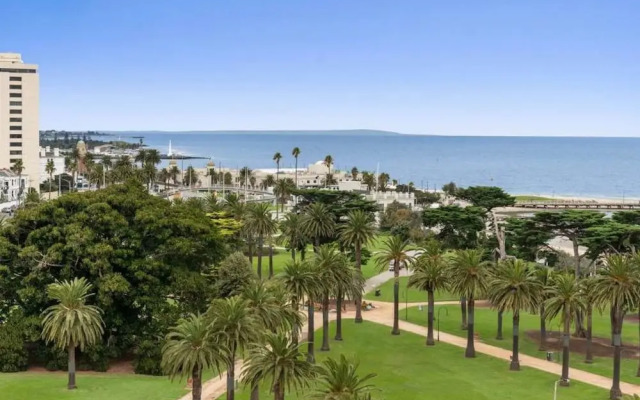 St Kilda Penthouse with Panaromic Bay and City View