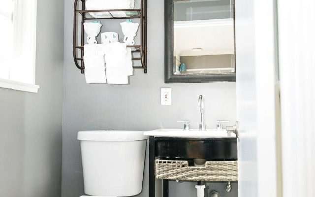 Seaside Laguna Inn & Suites