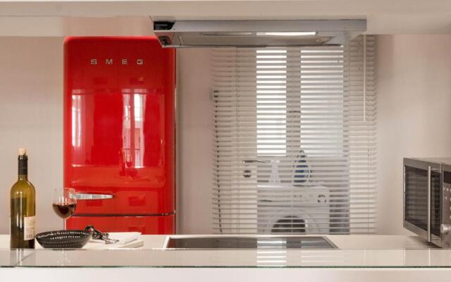 Stylish white 4 ppl apartment in City center