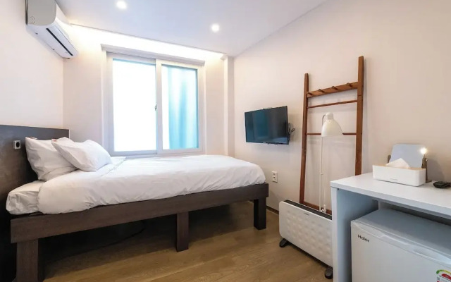 Crashin Yongsan Guesthouse
