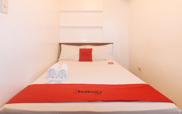 RedDoorz @ Moonwalk Paranaque