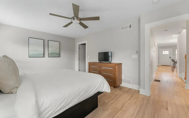 City Oasis With Hot Tub Group-friendly