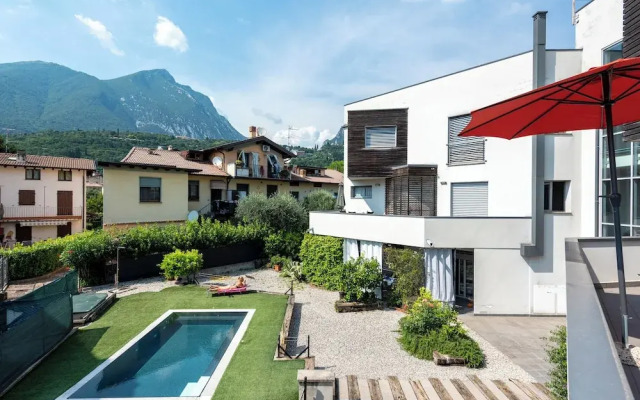 Onyx House With Shared Pool