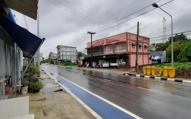 Tuk Tuk Trat Hostel