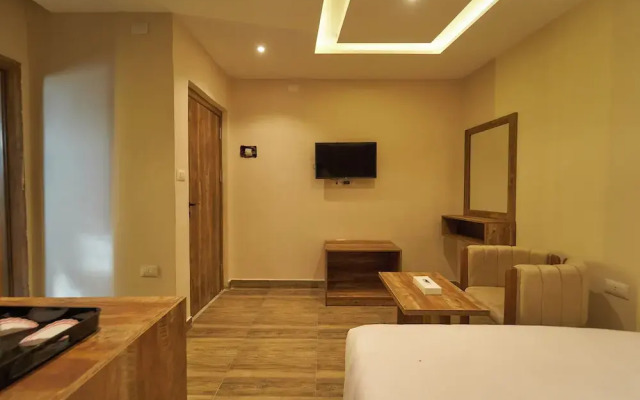 Crown Pyramids View Hotel
