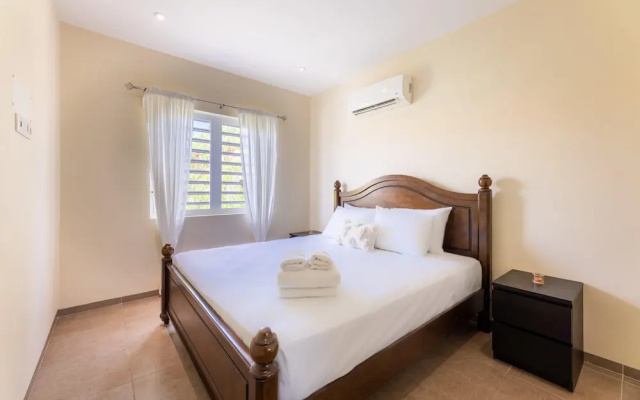 Charming 2BR Apt With Tropical Garden Pool