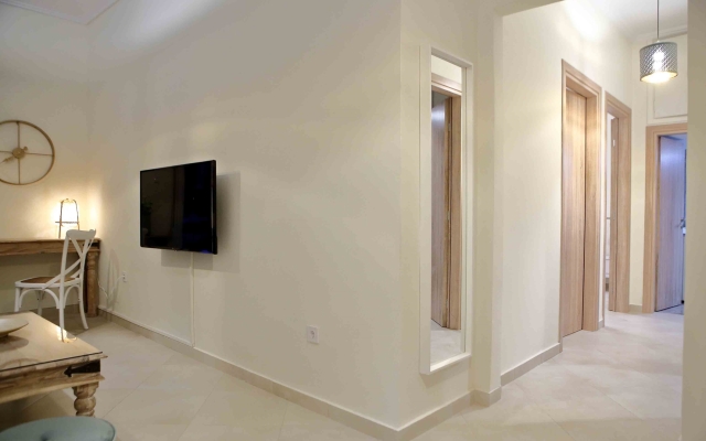 Best House Anakreontos