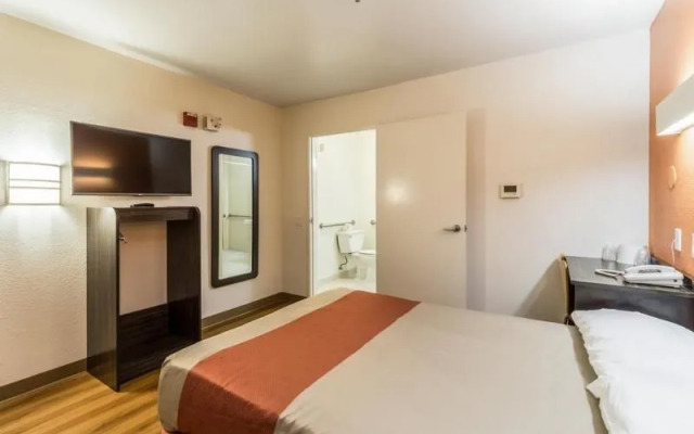 Motel 6 North Kirkland