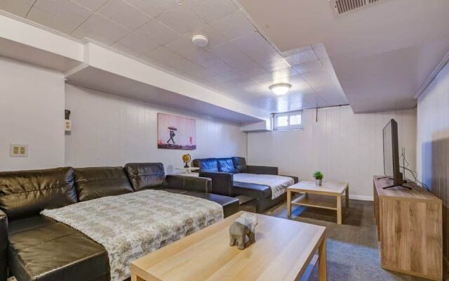 Modern Townhouse w/ Pool Table by Cozysuites