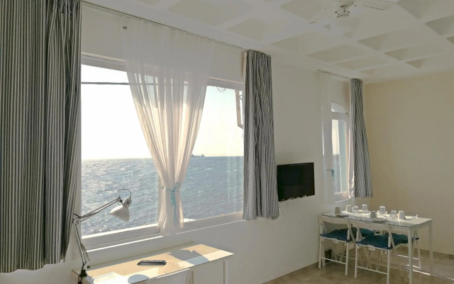 Seafront Studios & Apartments