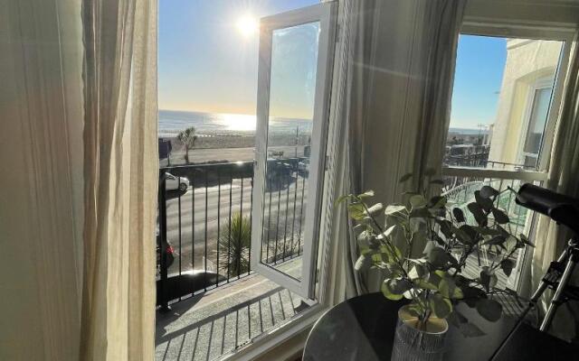 Seaview flat with balcony, spacious 2 bedroom