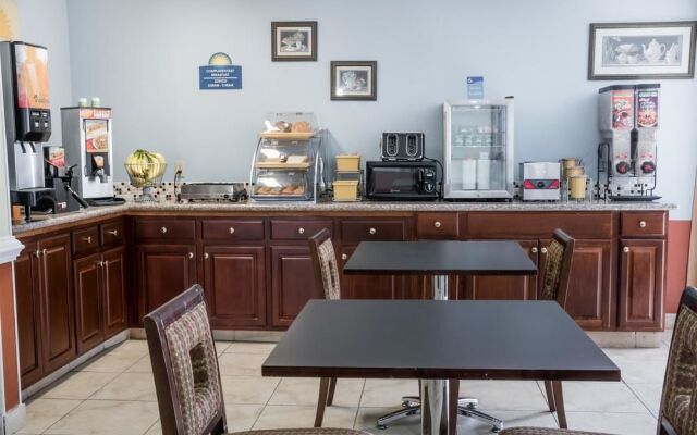 Days Inn & Suites Winnie
