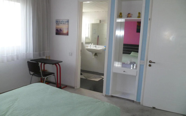 Homestay room with en suite private bathroom