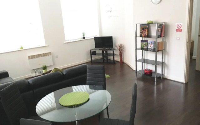 Beautiful 2-bed Apartment Sleeps 5 in Birmingham