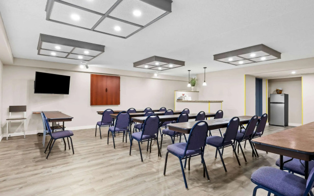 Days Inn & Suites by Wyndham Mesa Near Phoenix
