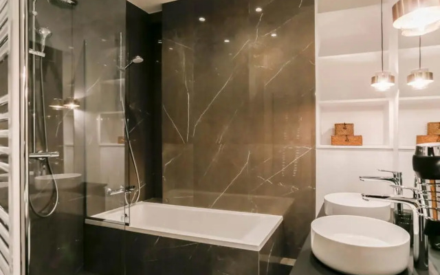 Louvre / Palais Royal Luxury Three Bedroom Duplex