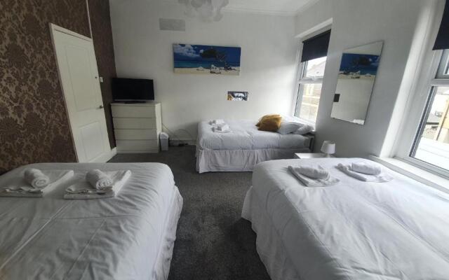 LARGE HOUSE, sleeps 16! Private garden, Free parking!