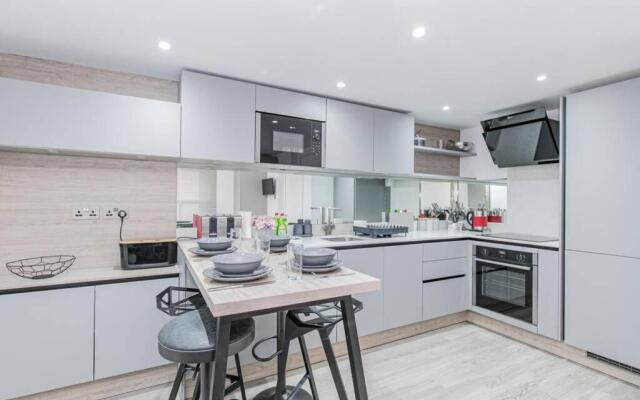Oxford City Centre apartment with parking!