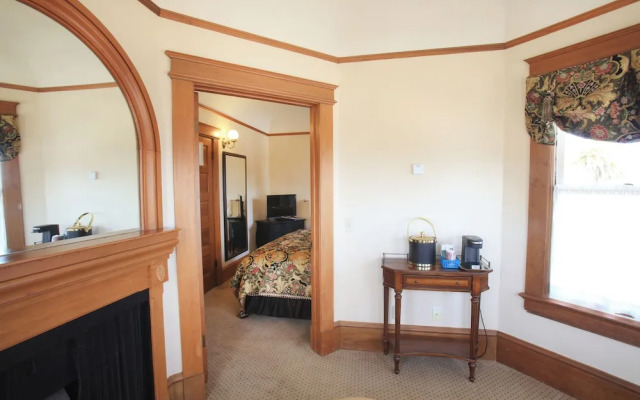 The Charles Pacific Grove - Artfully Designed Inclusive Inn
