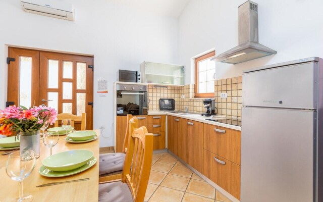 Awesome Home in Liznjan With Wifi and 2 Bedrooms