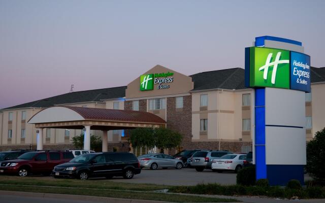 Holiday Inn Express & Suites Bloomington - Normal, an IHG Hotel