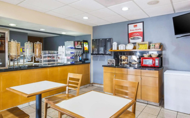 Econolodge Inn & Suites