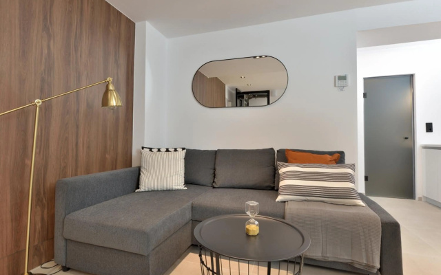 Phaedrus Living: City Center Luxury Flat Skoufa
